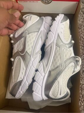 Nike Sneakers 
Size 6Y
New✅
Come with box